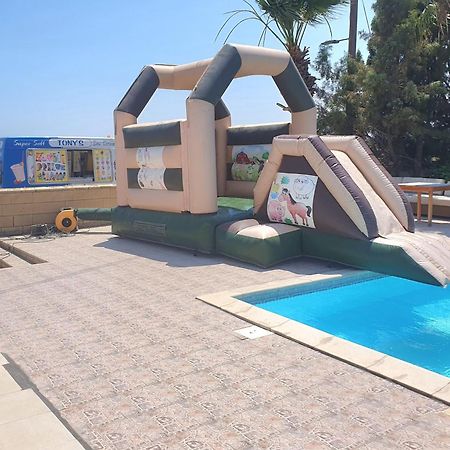 Larnaca Mansion Ideal For 3 Families Or More Szoba fotó
