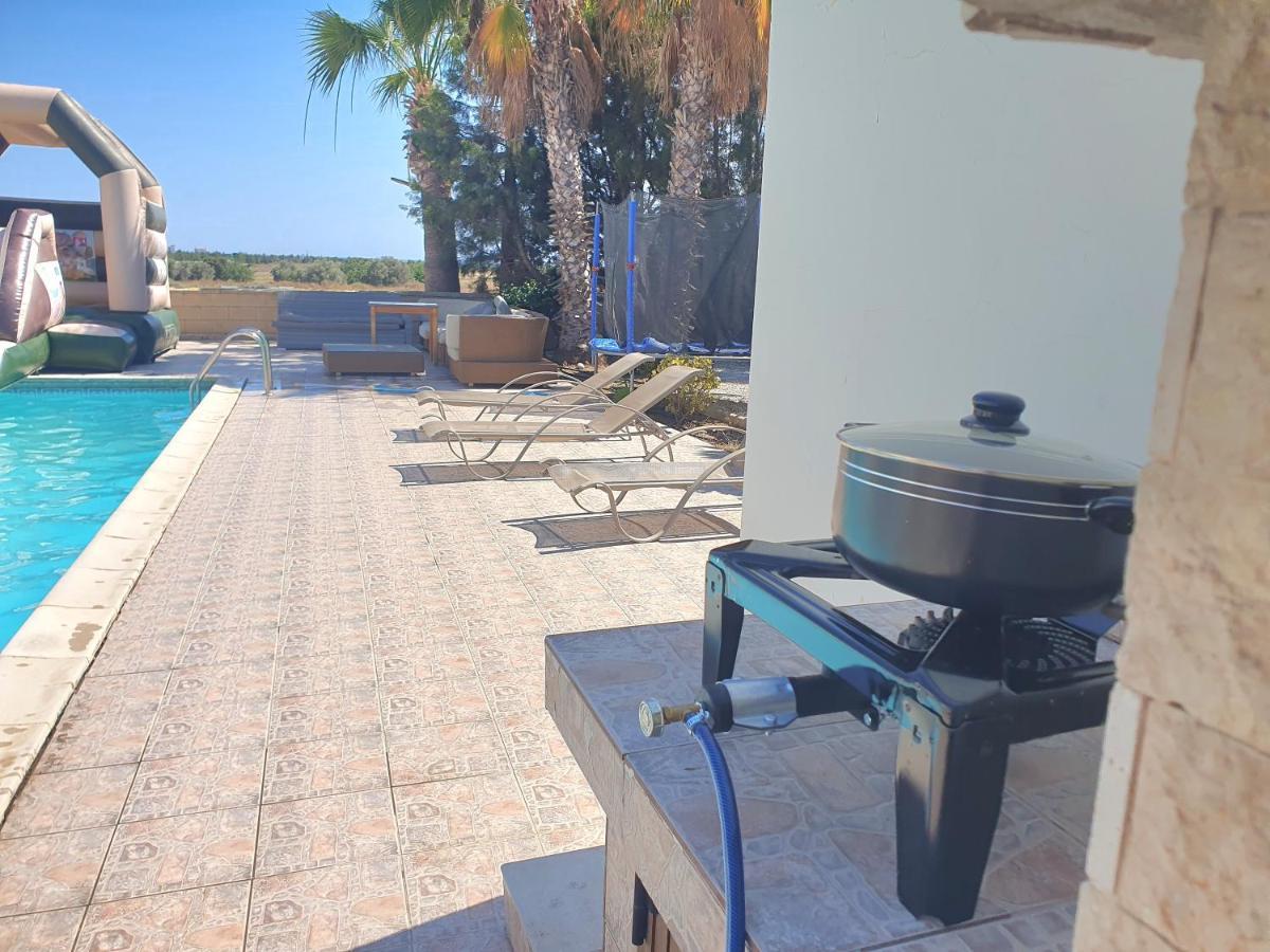Larnaca Mansion Ideal For 3 Families Or More Kültér fotó